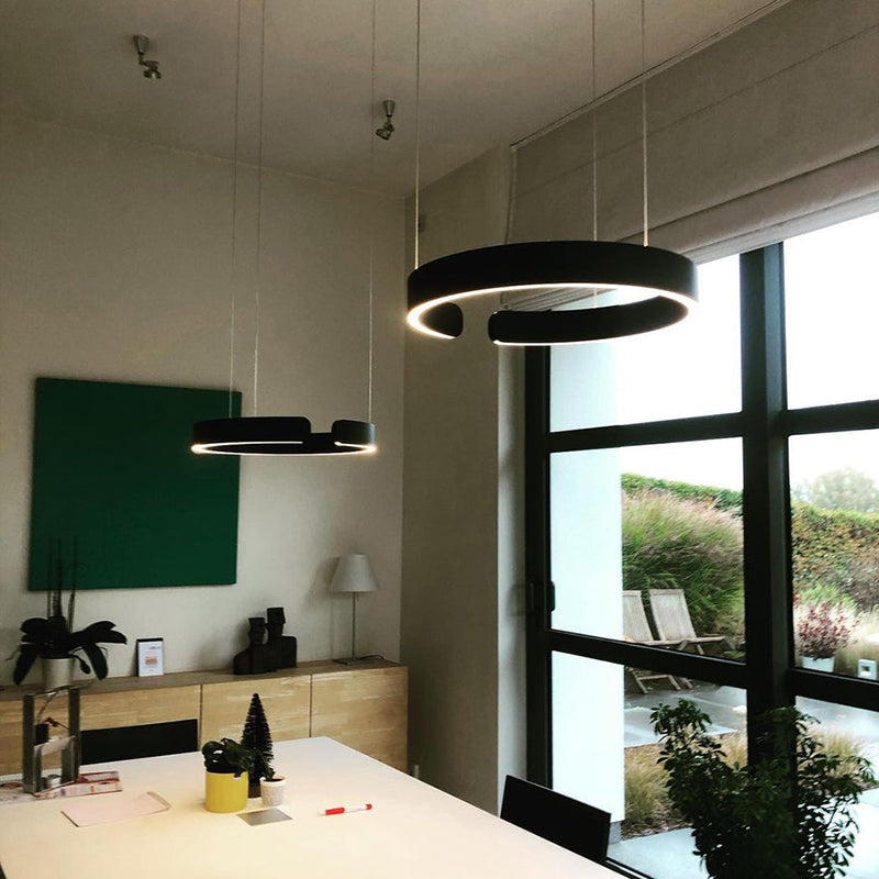 Lampa wisząca Lumera z podwójnym pierścieniem i ciepłym, brązowym blaskiem do nowoczesnych wnętrz