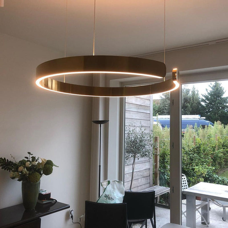 Lampa wisząca Lumera z podwójnym pierścieniem i ciepłym, brązowym blaskiem do nowoczesnych wnętrz