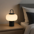 Nordická minimalistická stolní lampa na noční stolek od Astra