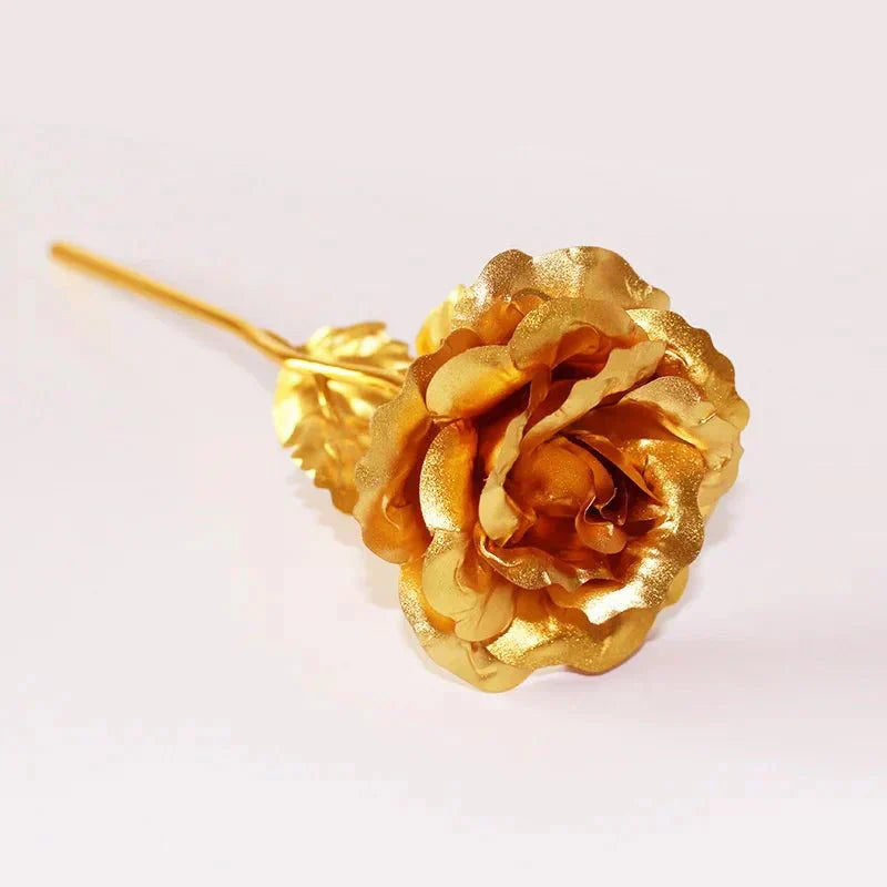 Radiant Bloom: Elegante Rosa Artificiale Dorata con Finitura in Foglia d'Oro