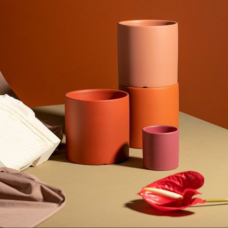 Tyylikäs valkoinen keraaminen kukkaruukku minimalistisella modernilla sisustussuunnittelulla