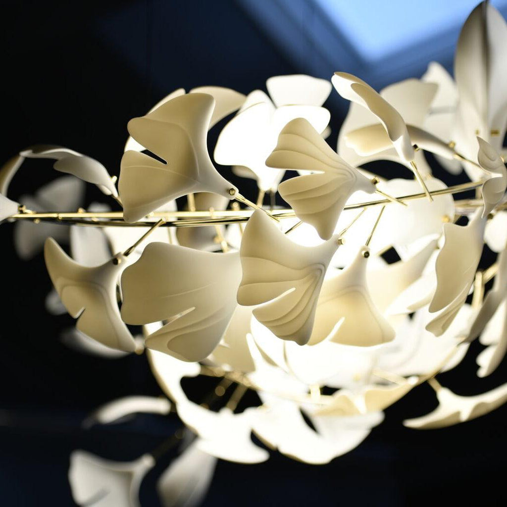 Moderní lustr z kolekce Verdant Canopy s ručně vyráběnými porcelánovými listy