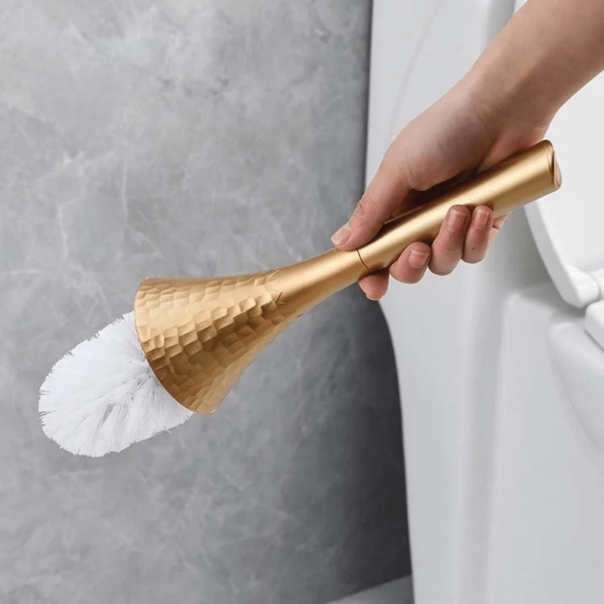 AureaLux Elegantní toaletní kartáč v moderním zlatém designu pro styl a hygienu