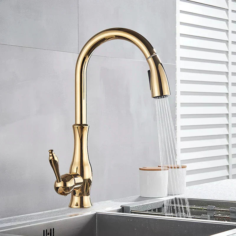 GlamFaucet Køkkenarmatur med Guldfinish og Moderne Udseende i Dag