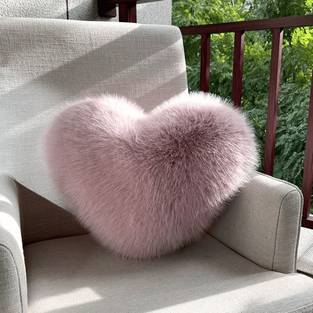 CozyNest polštář ve tvaru srdce z umělé kožešiny pro teplé a moderní obytné prostory