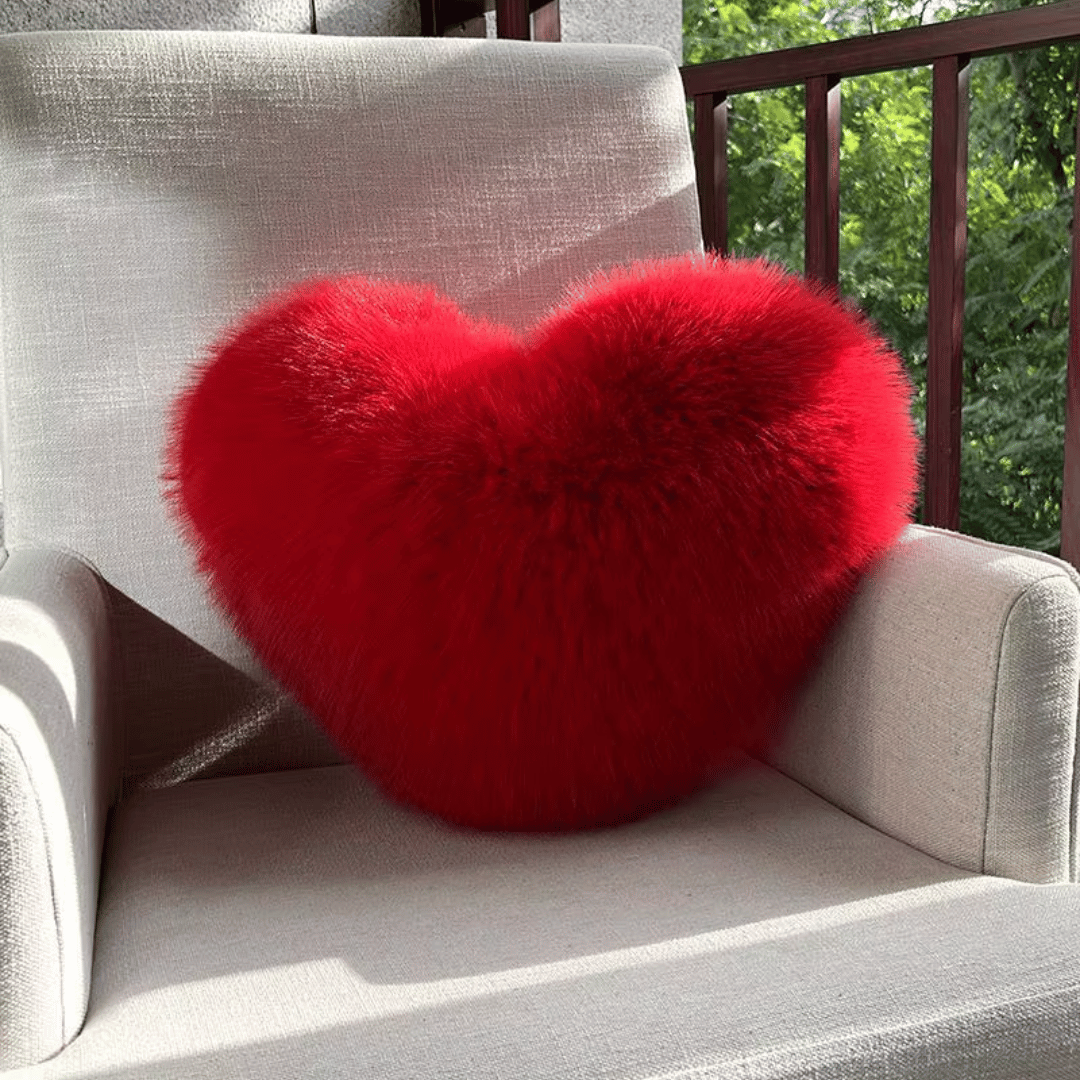 CozyNest polštář ve tvaru srdce z umělé kožešiny pro teplé a moderní obytné prostory