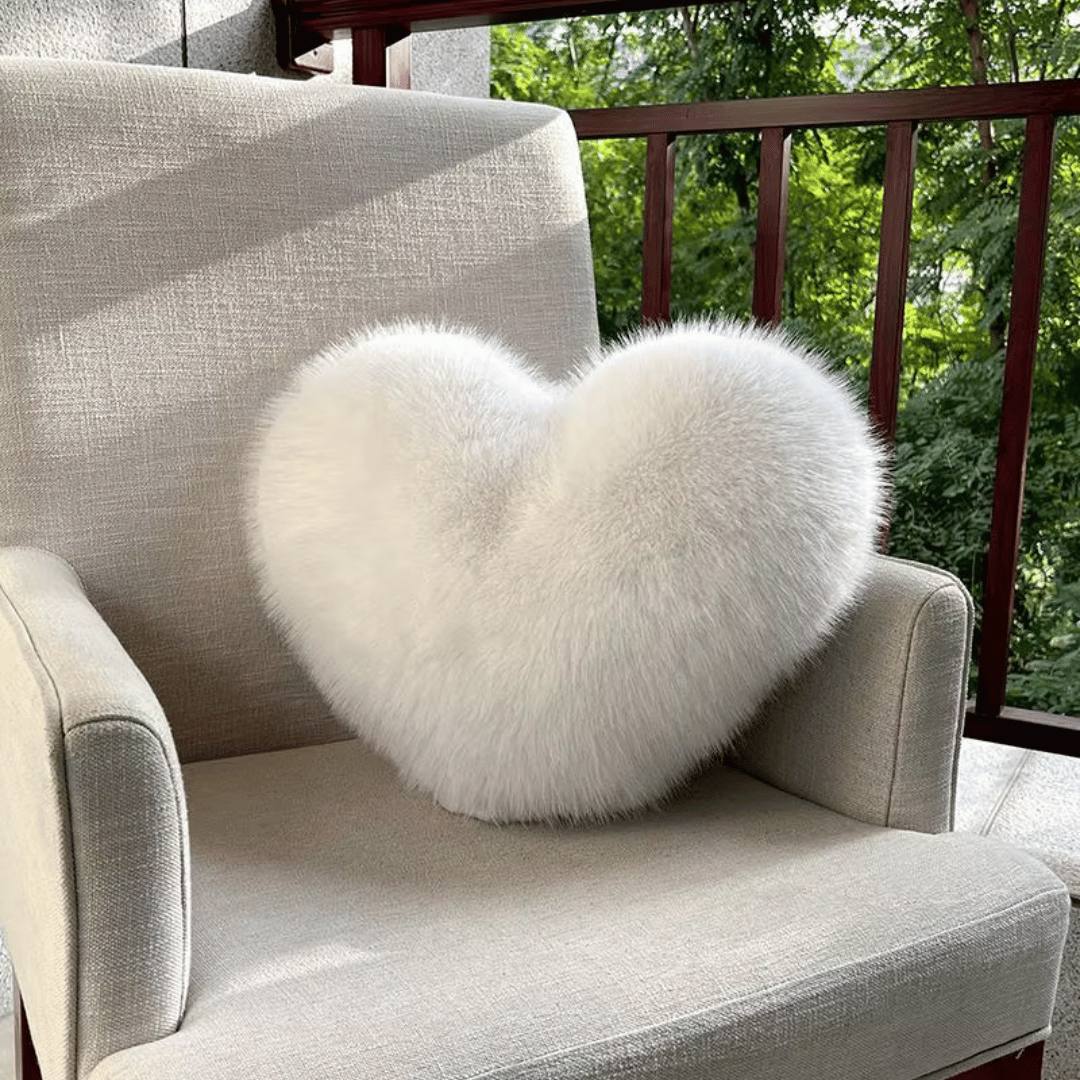 CozyNest polštář ve tvaru srdce z umělé kožešiny pro teplé a moderní obytné prostory
