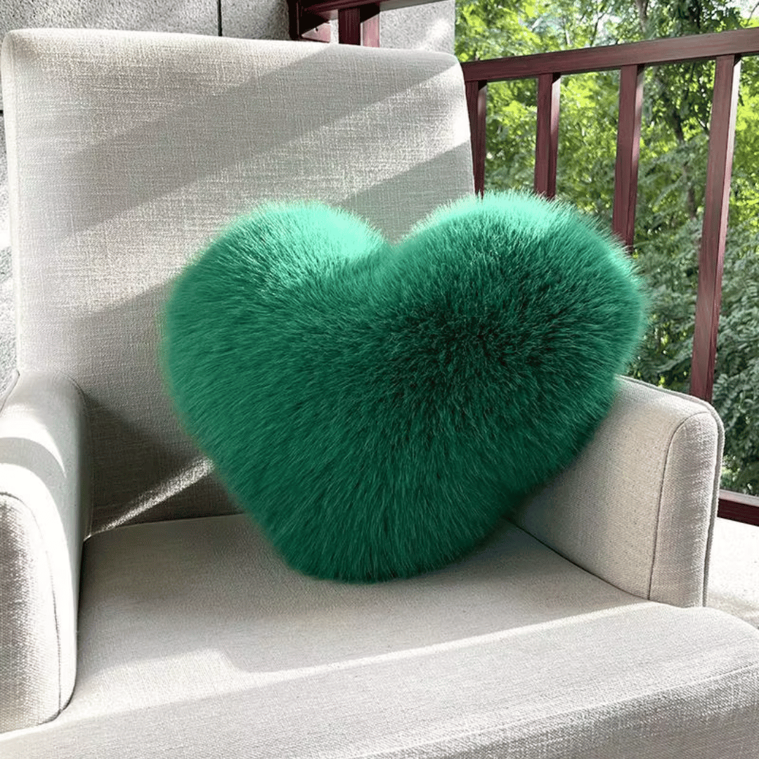 CozyNest polštář ve tvaru srdce z umělé kožešiny pro teplé a moderní obytné prostory