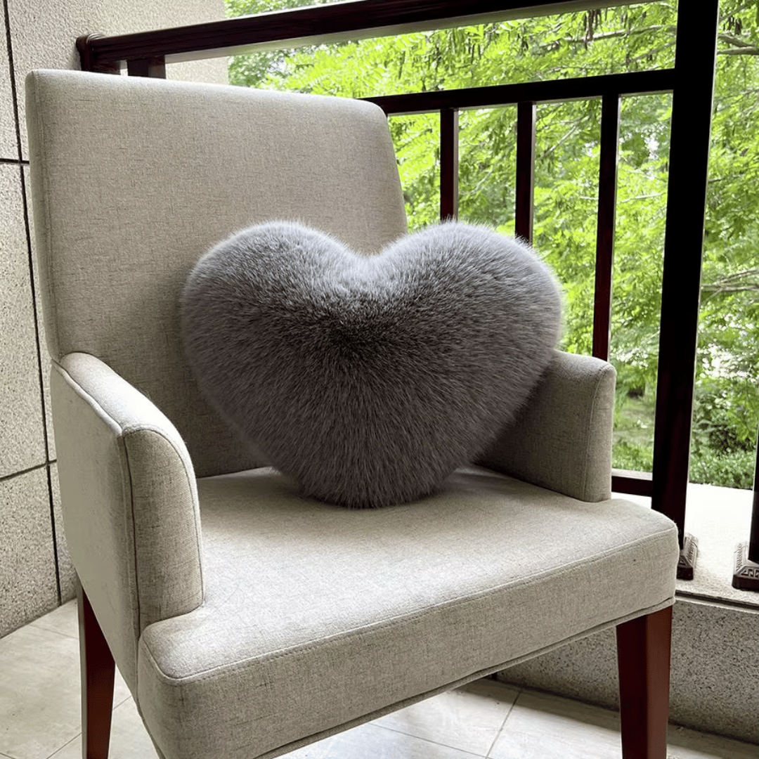 CozyNest polštář ve tvaru srdce z umělé kožešiny pro teplé a moderní obytné prostory