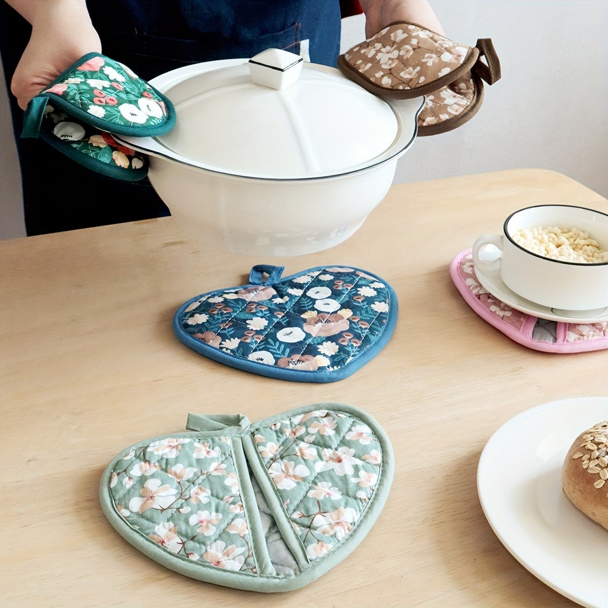 HearthGlow Varmebestandige Grydelapper i Hjerteform Med Blomster Vintage Design