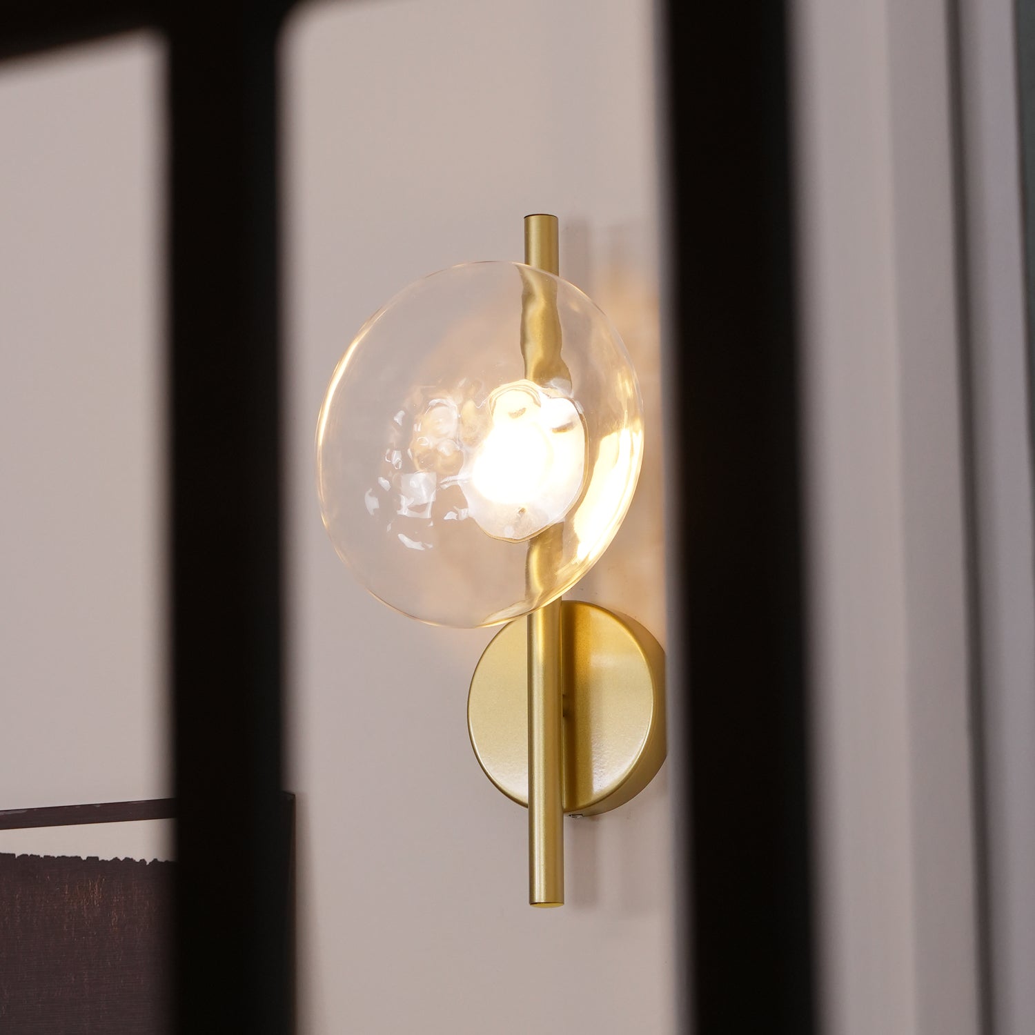 Luz de Parede em Vidro com Estrutura de Alumínio, Vidro Soprada à Boca e LED de 5W para Corredores