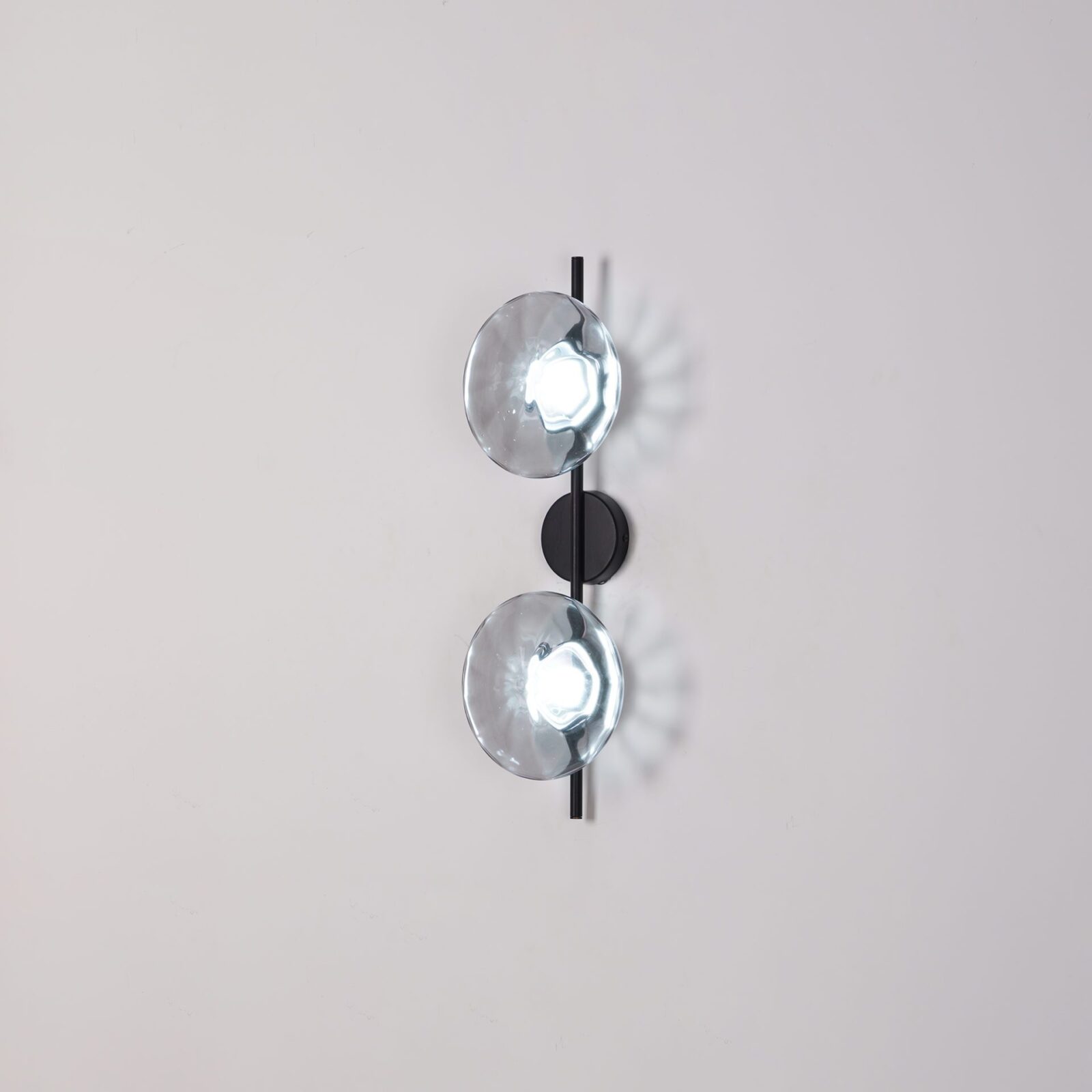 Luz de Parede em Vidro com Estrutura de Alumínio, Vidro Soprada à Boca e LED de 5W para Corredores