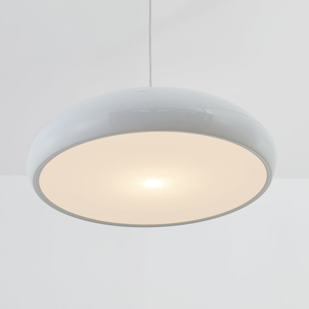 Závěsná lampa Orbita s kulatým moderním designem pro obývací pokoje