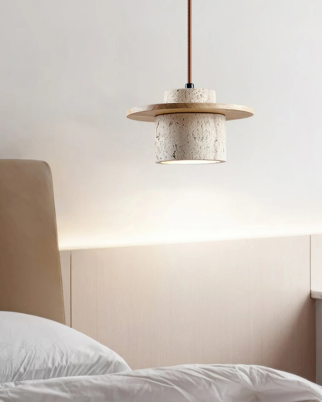Závěsná lampa Coren z travertinového kamene s rustikálním světlem