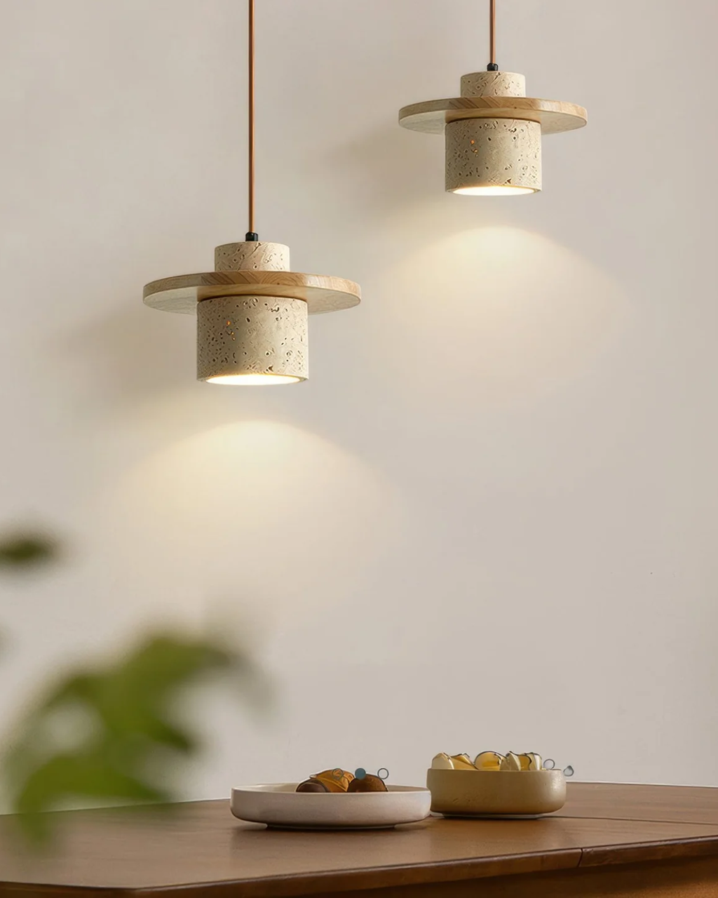 Závěsná lampa Coren z travertinového kamene s rustikálním světlem