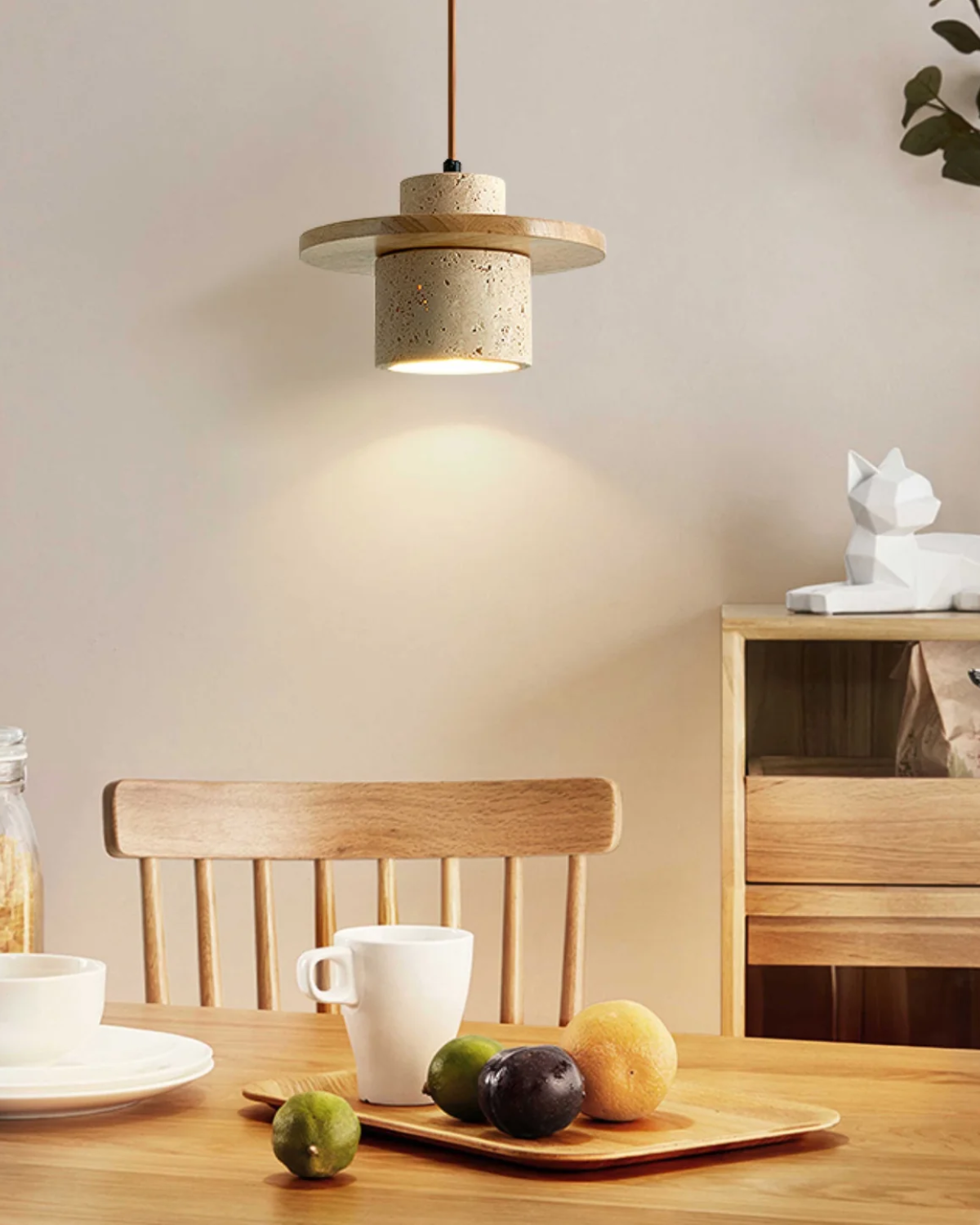 Závěsná lampa Coren z travertinového kamene s rustikálním světlem