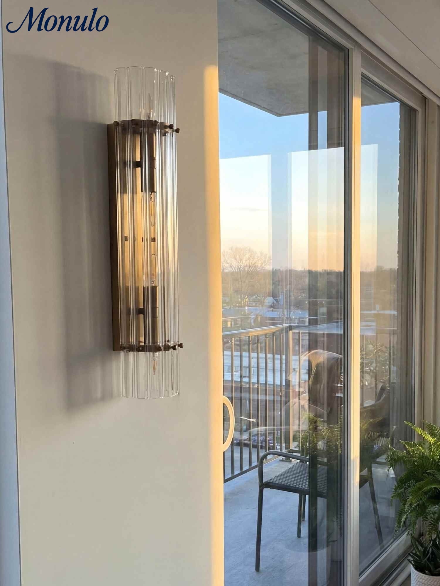 Křišťálové nástěnné světlo s dvojitými paprsky pro elegantní interiérovou atmosféru