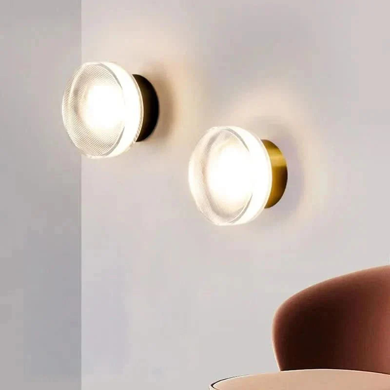 Aluminiowa lampa ścienna, ściemnialna i elegancka do stylowych wnętrz