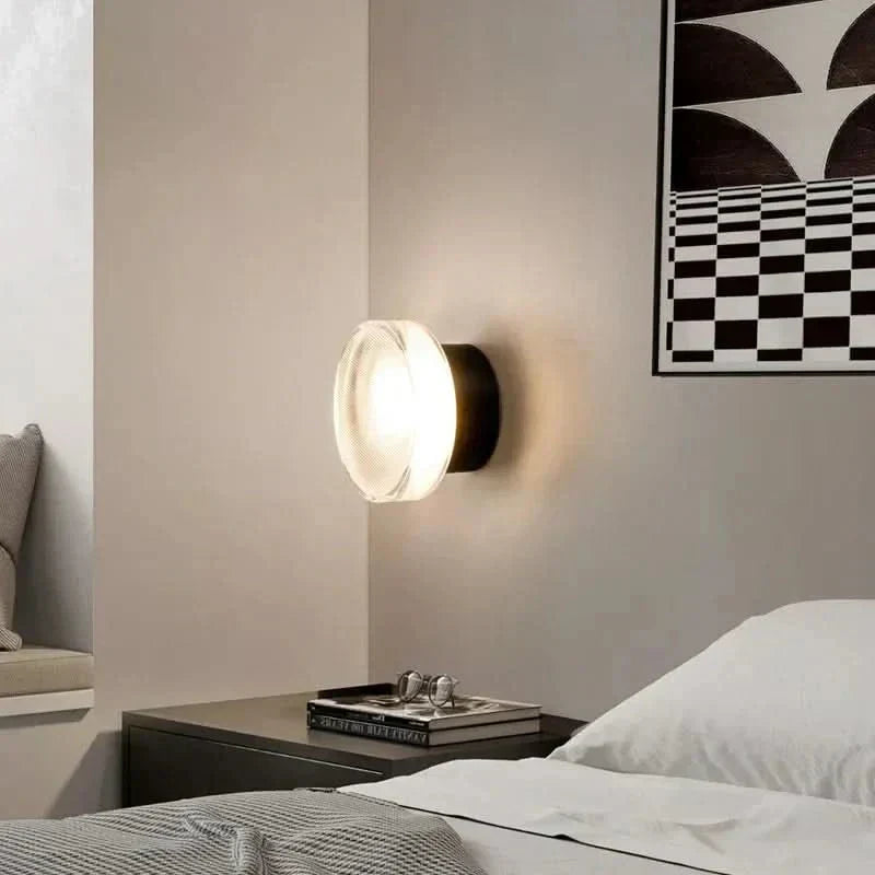 Aluminiowa lampa ścienna, ściemnialna i elegancka do stylowych wnętrz