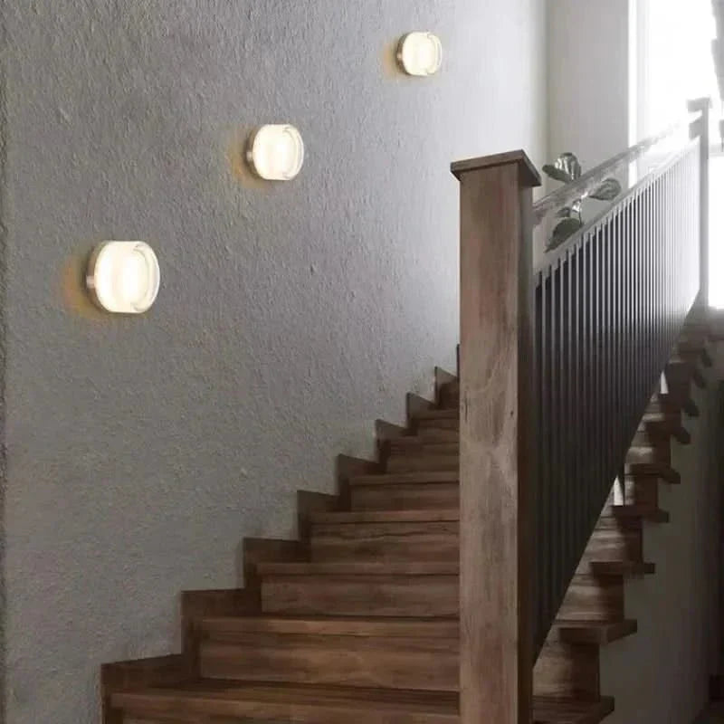 Aluminiowa lampa ścienna, ściemnialna i elegancka do stylowych wnętrz
