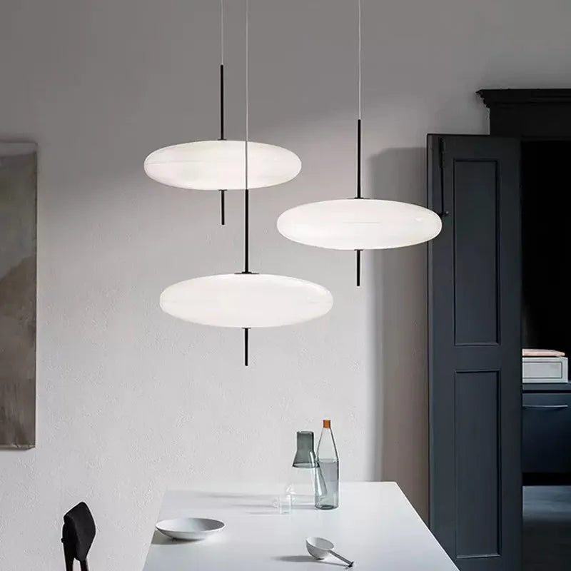 Moderní závěsné svítidlo NovaPulse s designem létajícího talíře