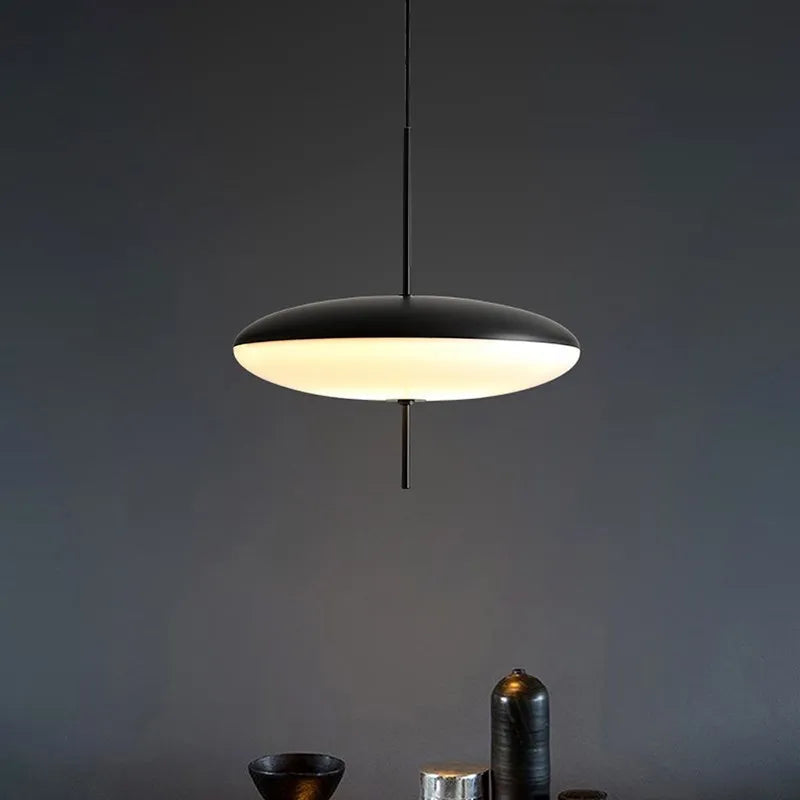 Moderní závěsné svítidlo NovaPulse s designem létajícího talíře