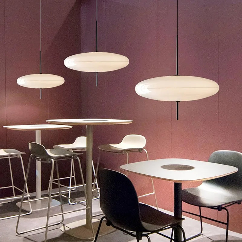 Moderní závěsné svítidlo NovaPulse s designem létajícího talíře
