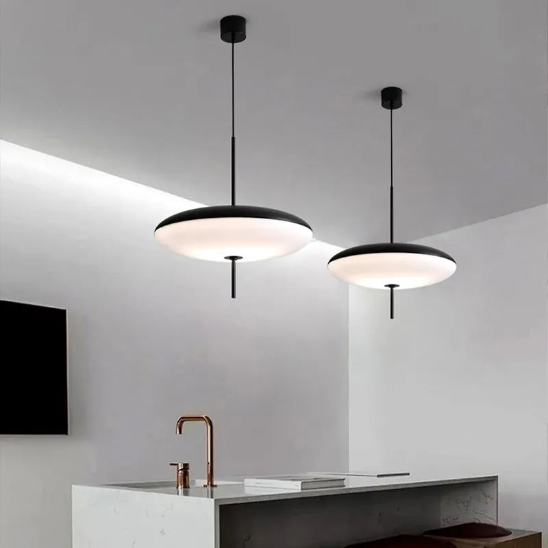 Moderní závěsné svítidlo NovaPulse s designem létajícího talíře