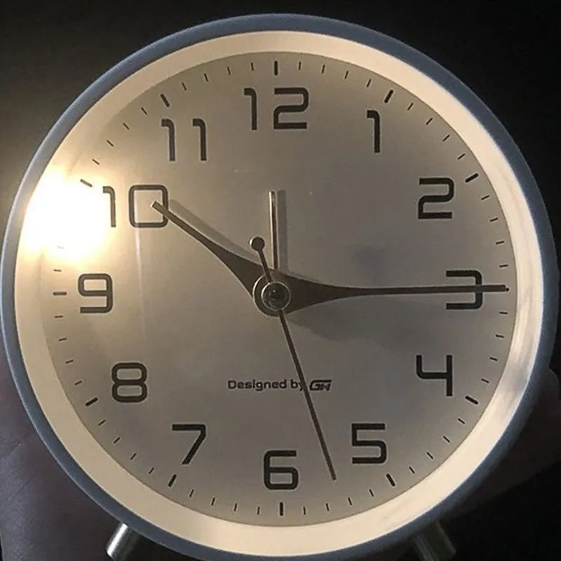 Silent Scandinavian Table Clock With Modern Design For Living Rooms
