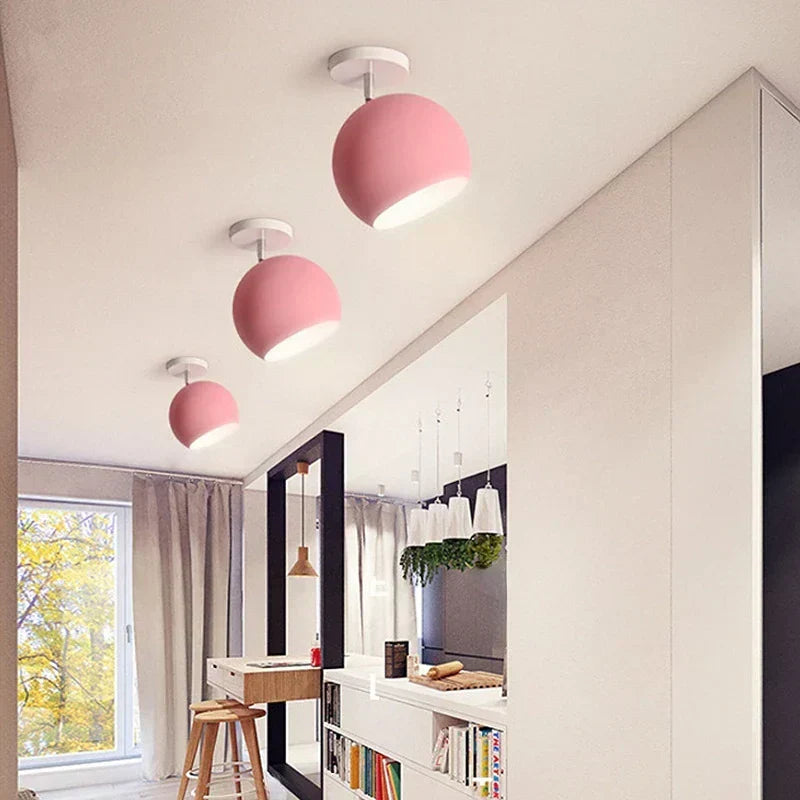 Stropní lampa AuroraGlow s teplým ambientním světlem pro moderní interiéry