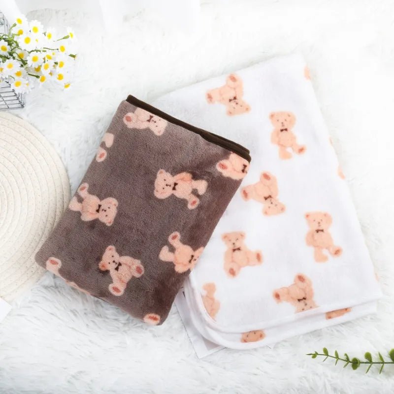 PawCloud Plyšová flanelová deka pro domácí mazlíčky s motivem tlapek, pohodlná a snadná na údržbu