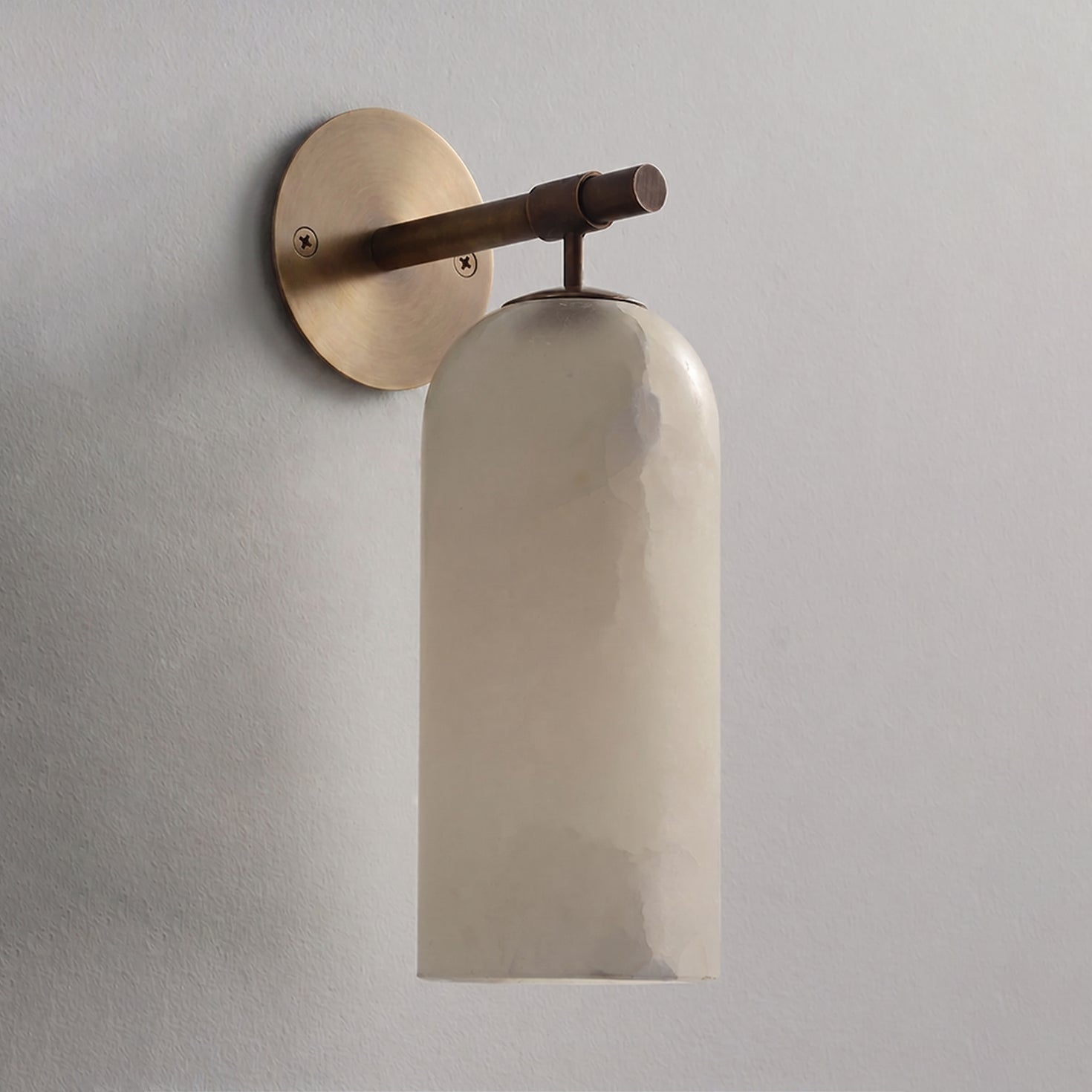 Lampada da parete cilindrica in alabastro con luce calda e cornice dorata