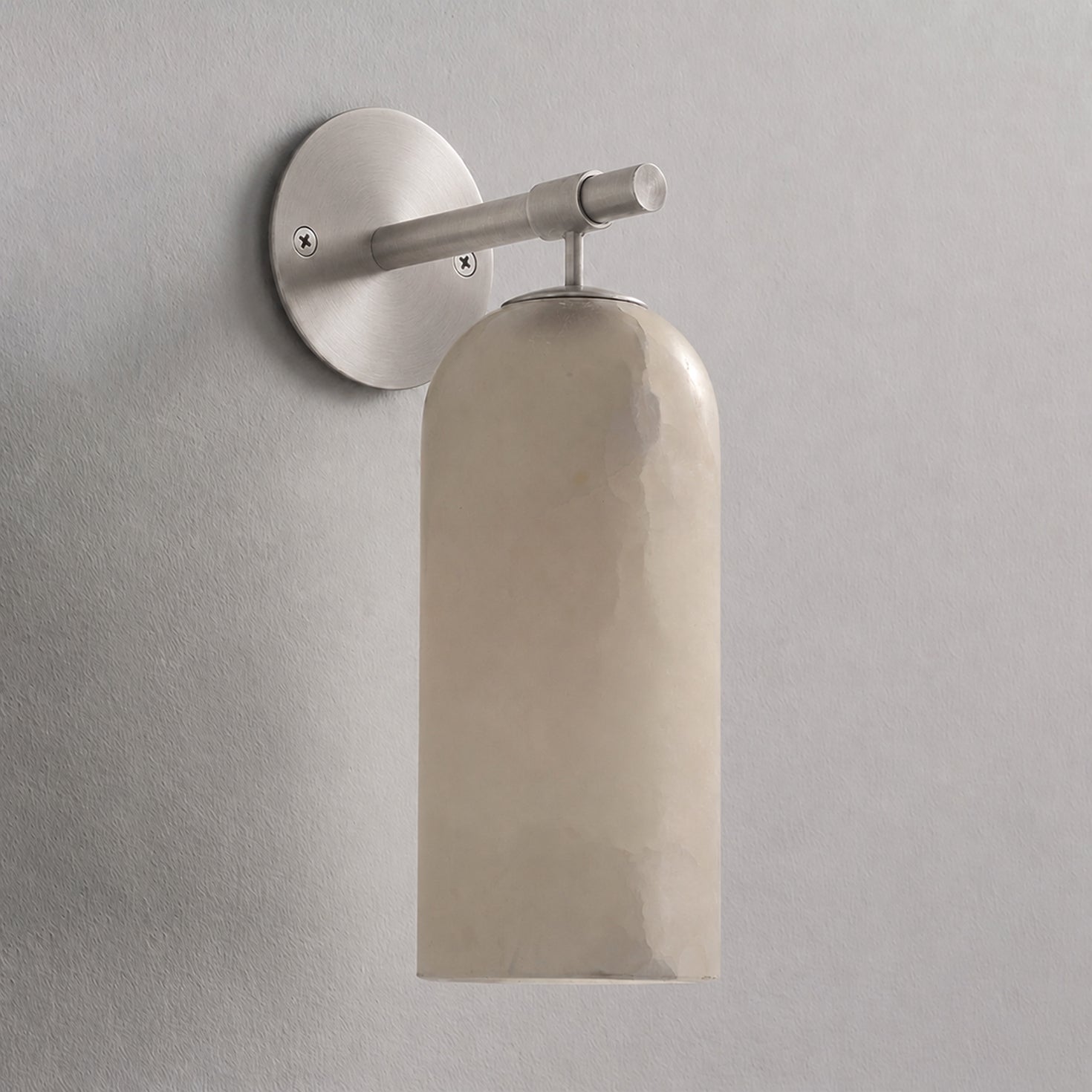 Lampada da parete cilindrica in alabastro con luce calda e cornice dorata