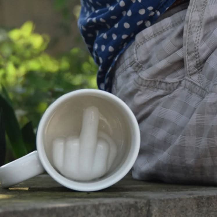CheekyCup Zábavný keramický hrnek s ukrytým přihrádkou