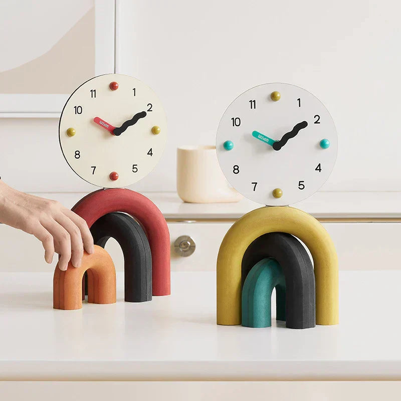 Elegantní severské stolní hodiny s obloukem pro moderní obytné prostory a kanceláře