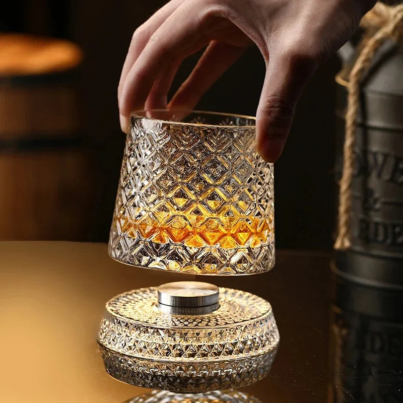 Drehbares Whiskyglas für modernen Bar- und Lounge-Stil
