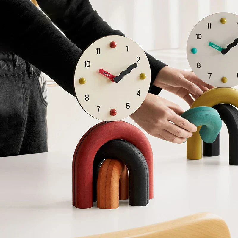 Elegantní severské stolní hodiny s obloukem pro moderní obytné prostory a kanceláře