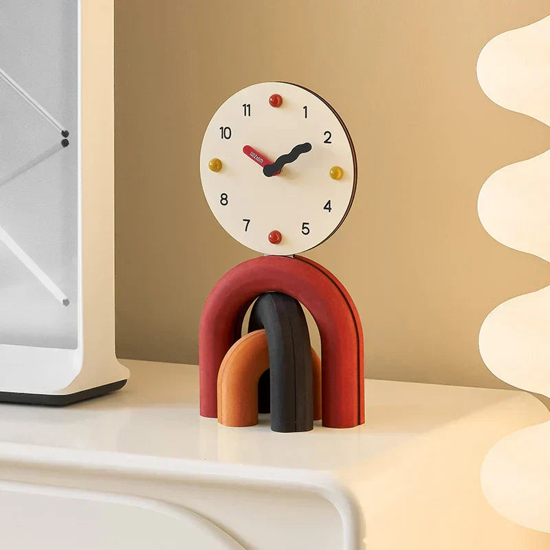 Elegantní severské stolní hodiny s obloukem pro moderní obytné prostory a kanceláře