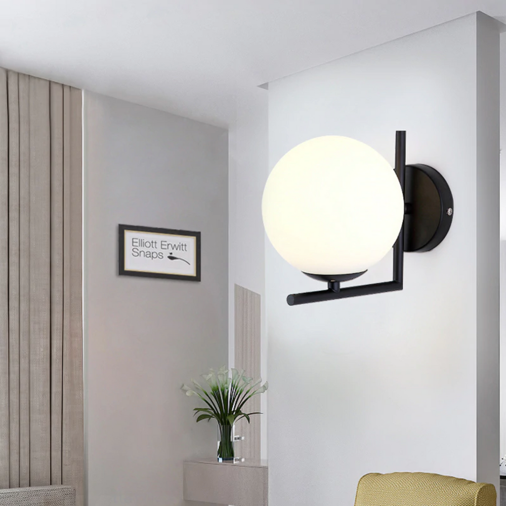 Lumina Orb Nástěnné svítidlo s plovoucí skleněnou koulí, minimalistické