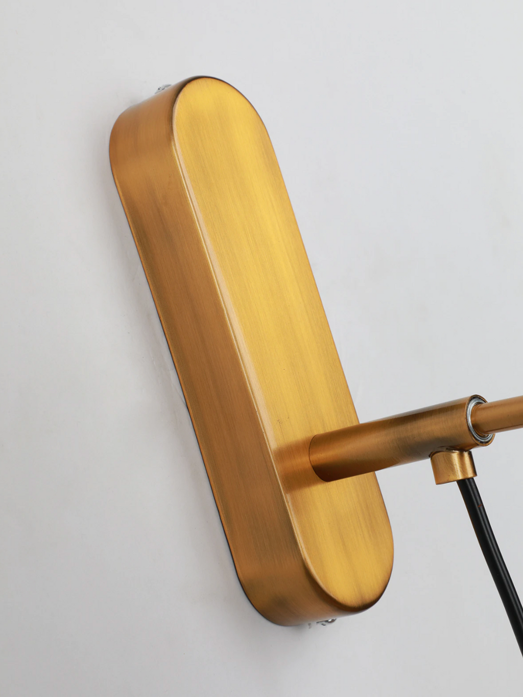 Nova Wandleuchte mit Ständer und Glaskugel im Metallring