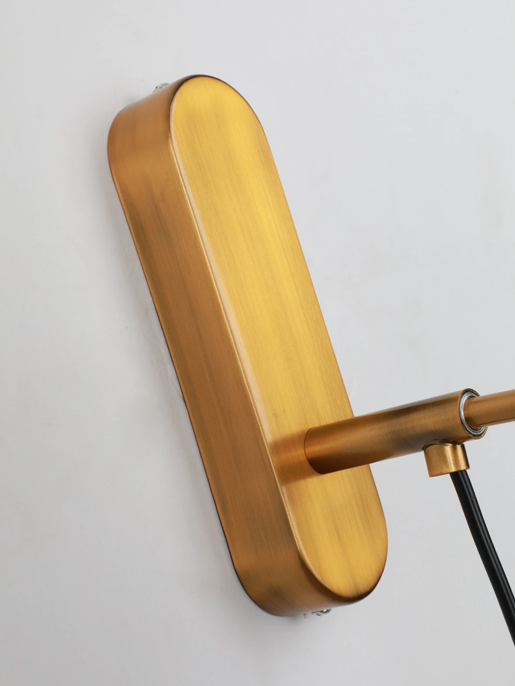 Nova Wandleuchte mit Ständer und Glaskugel im Metallring