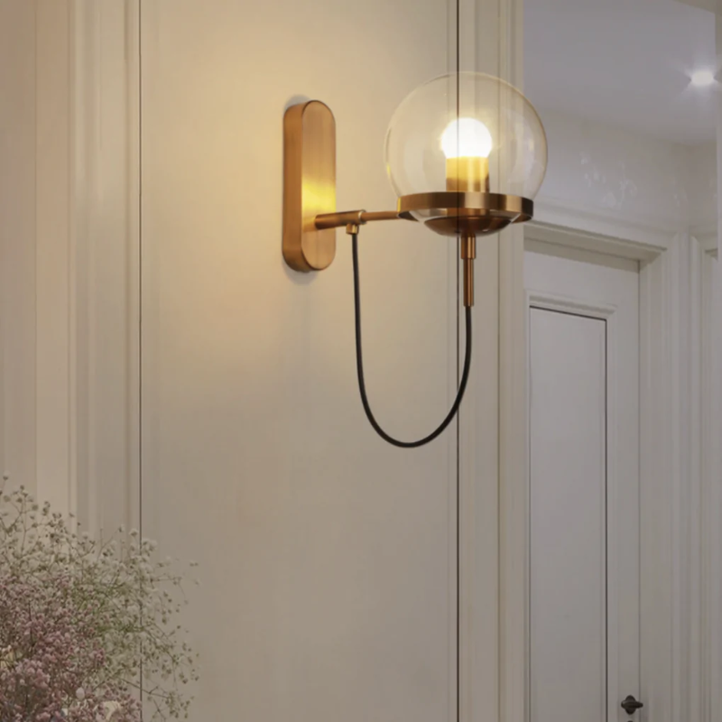 Nova Wandleuchte mit Ständer und Glaskugel im Metallring