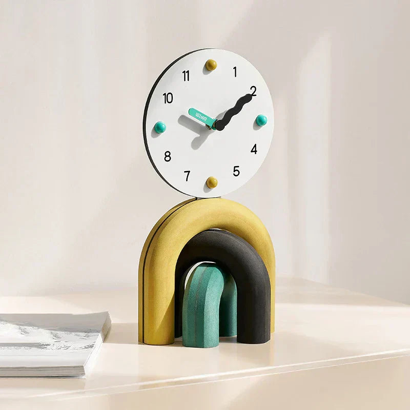 Elegantní severské stolní hodiny s obloukem pro moderní obytné prostory a kanceláře