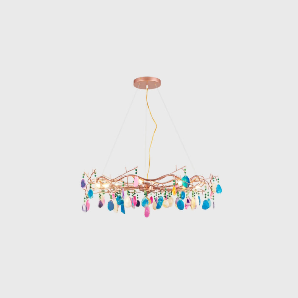 Lampadario a goccia con pietra naturale e struttura in oro rosa, illuminazione classica per villa