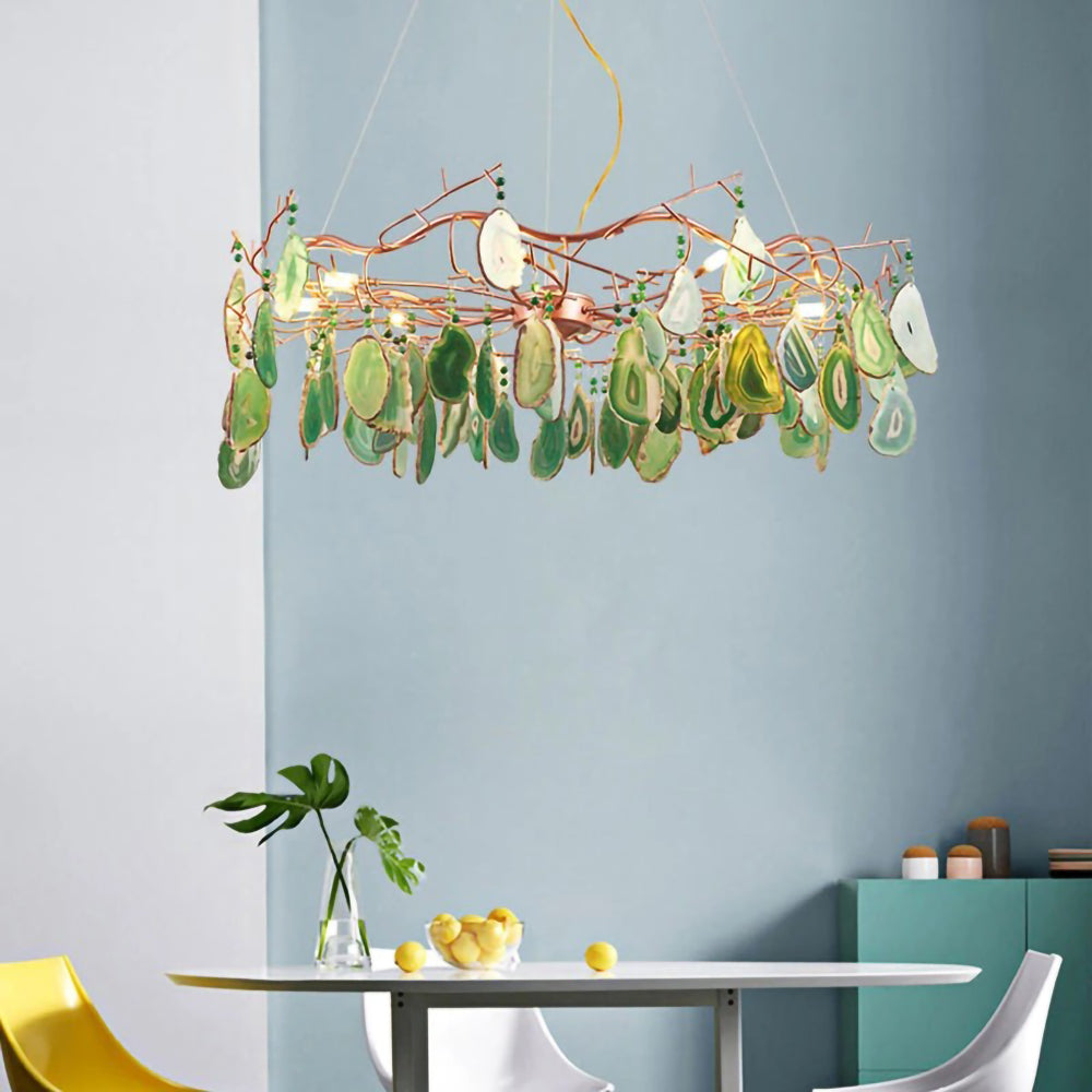 Lampadario a goccia con pietra naturale e struttura in oro rosa, illuminazione classica per villa