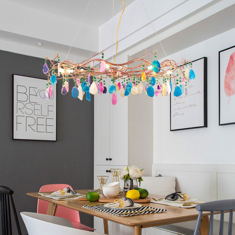 Lampadario a goccia con pietra naturale e struttura in oro rosa, illuminazione classica per villa