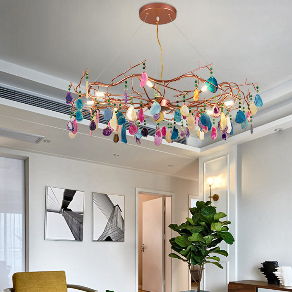 Lampadario a goccia con pietra naturale e struttura in oro rosa, illuminazione classica per villa