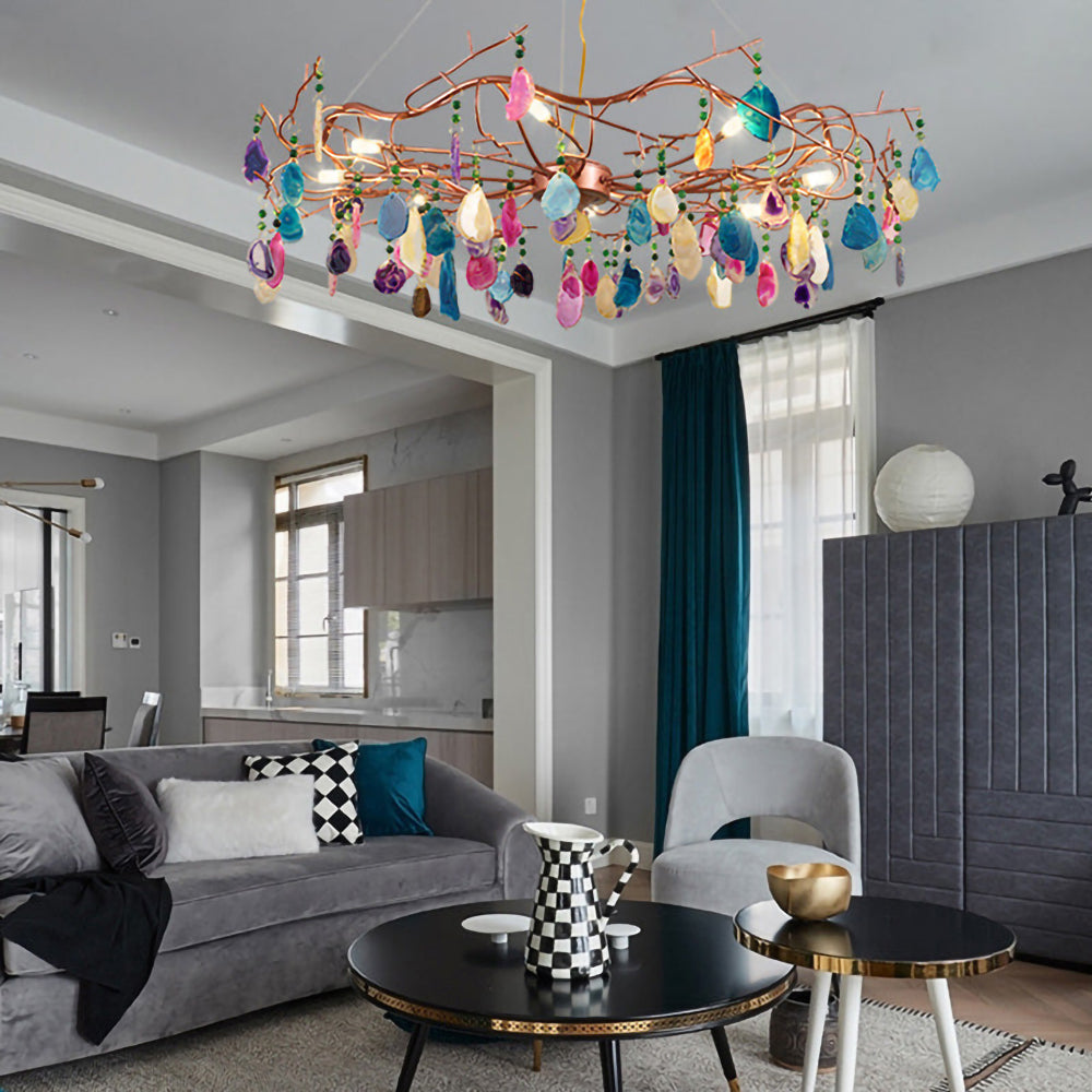 Lampadario a goccia con pietra naturale e struttura in oro rosa, illuminazione classica per villa