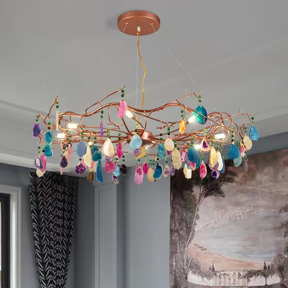 Lampadario a goccia con pietra naturale e struttura in oro rosa, illuminazione classica per villa