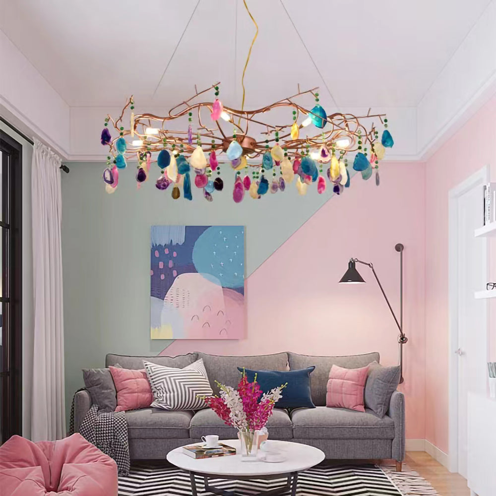 Lampadario a goccia con pietra naturale e struttura in oro rosa, illuminazione classica per villa
